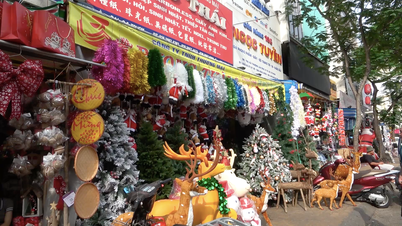 Khu vực các cửa hàng kinh doanh đồ trang trí trên đường Hải Thượng Lãn Ông (quận 5, TPHCM) được mệnh danh là “chợ Noel” lớn nhất của thành phố.