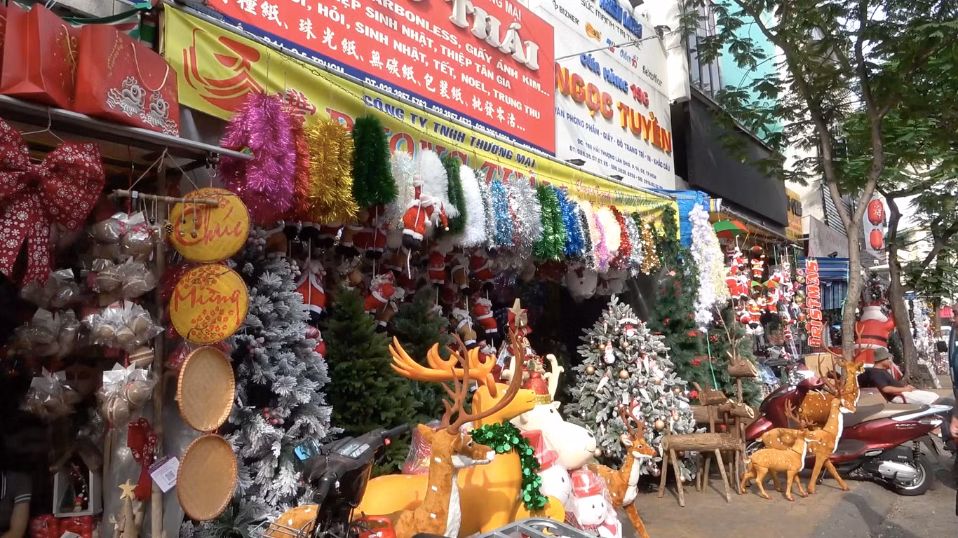 Khu vực các cửa hàng kinh doanh đồ trang trí trên đường Hải Thượng Lãn Ông (quận 5, TPHCM) được mệnh danh là “chợ Noel” lớn nhất của thành phố.