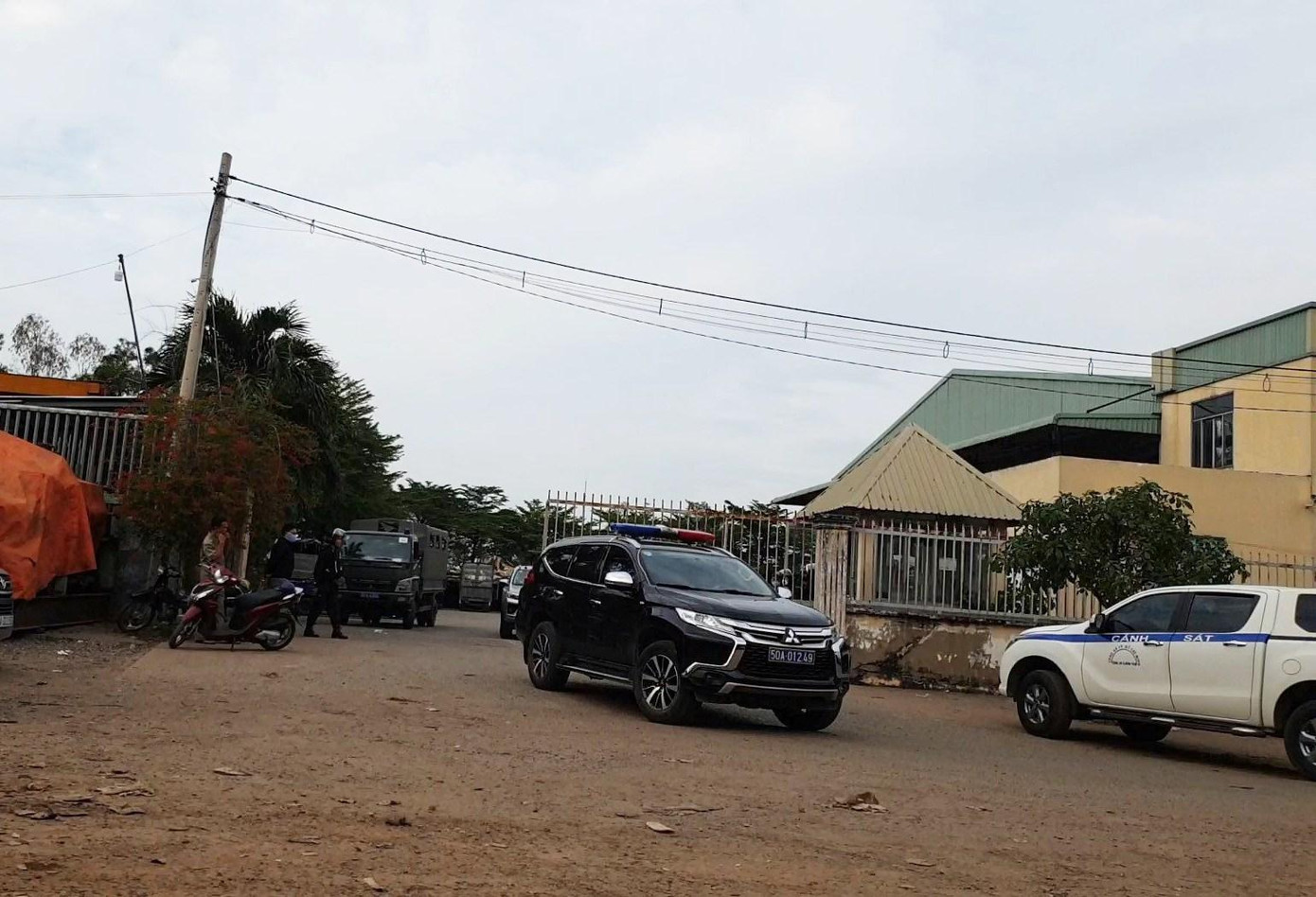 Nhiều xe biển xanh ra vào trung tâm đăng kiểm 50-07V vào chiều 16/12. Ảnh: NT Nhiều xe biển xanh ra vào trung tâm đăng kiểm 50-07V vào chiều 16/12. Ảnh: NT