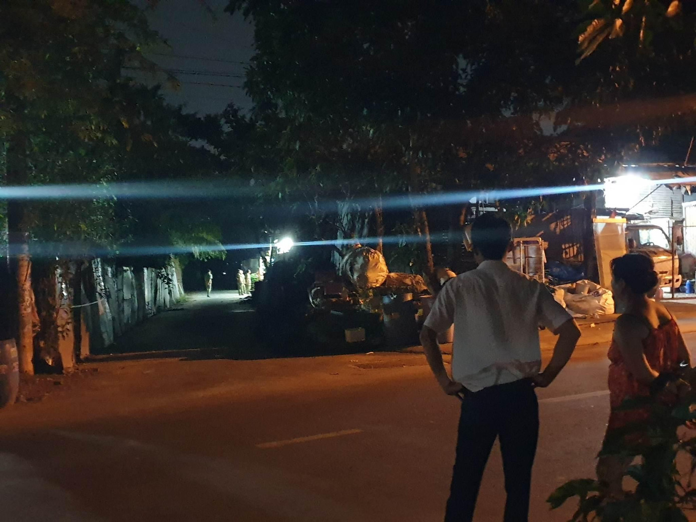 Lực lượng chức năng phong tỏa, khám nghiệm hiện trường vụ án mạng.