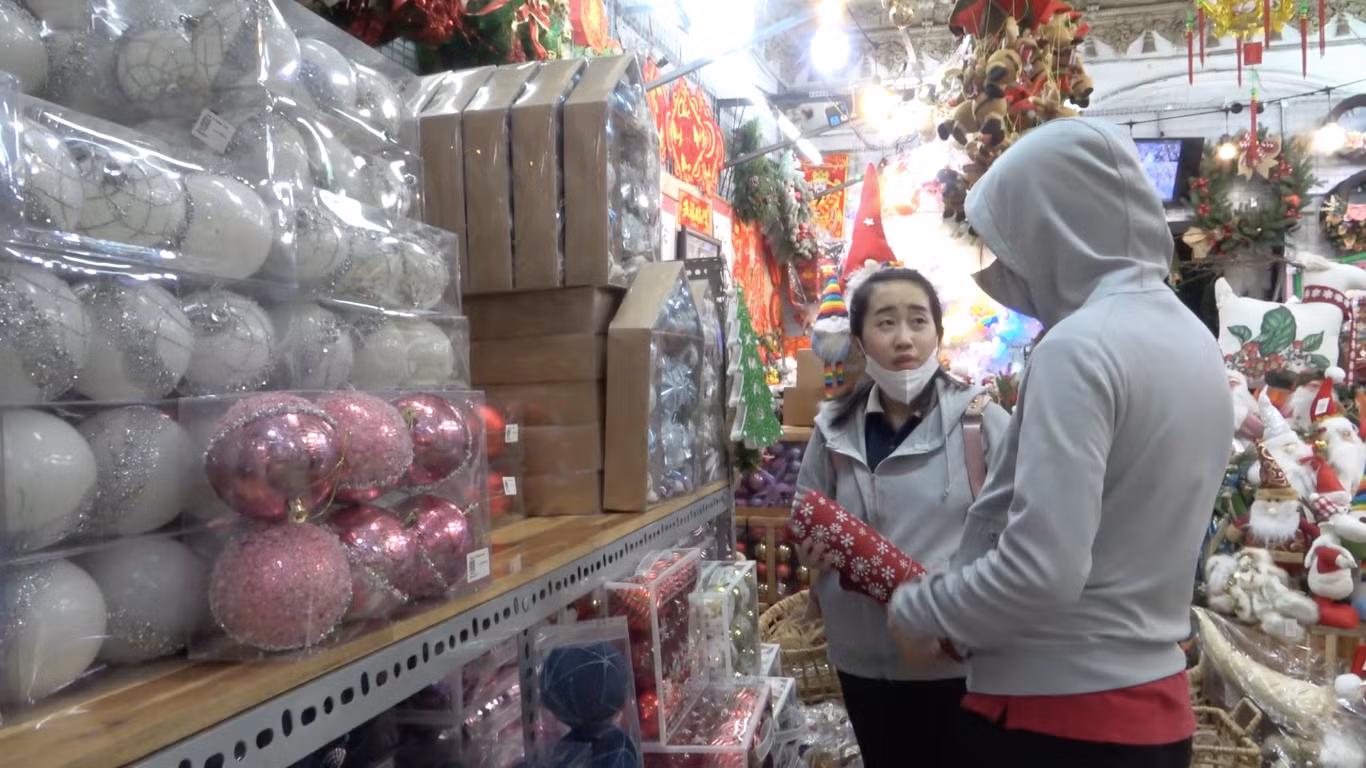 Nhiều vị khách tranh thủ mua sắm để chuẩn bị trang trí Giáng sinh.