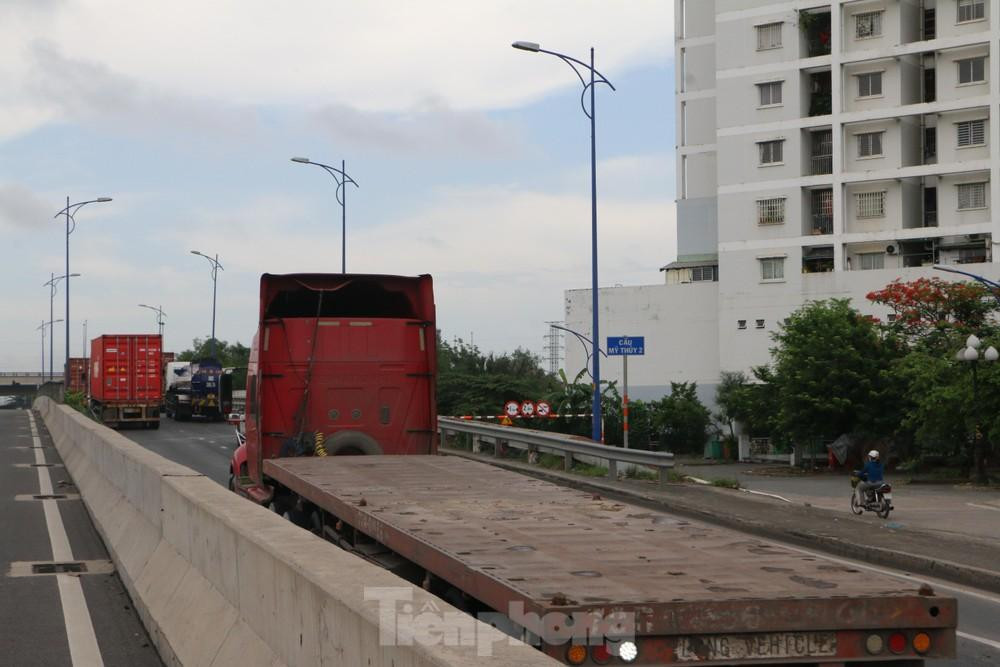 Hàng ngày, lưu lượng phương tiện qua cầu Mỹ Thủy 1,2 và 3 để ra vào cảng Cát Lái là rất lớn.
