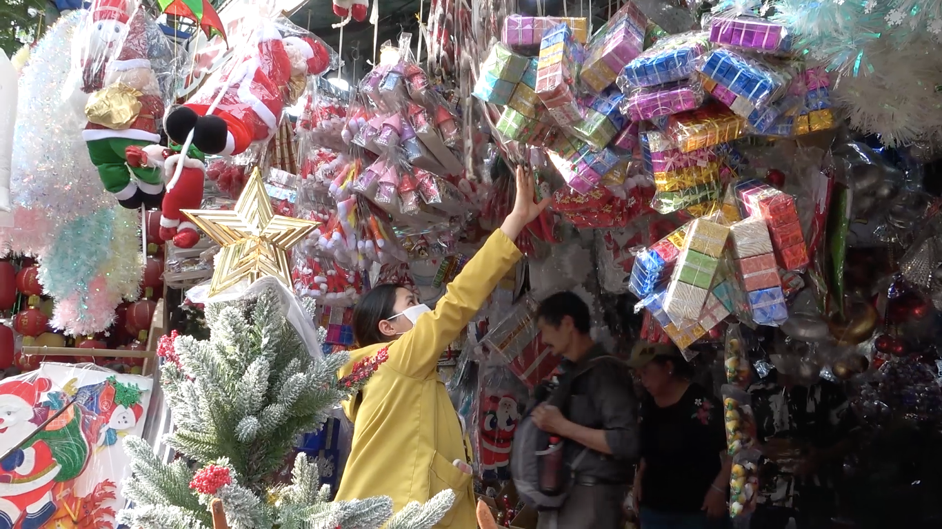 Không khí mua bán rộn ràng ở "chợ Noel" như báo hiệu một mùa Giáng sinh nữa đang đến rất gần.