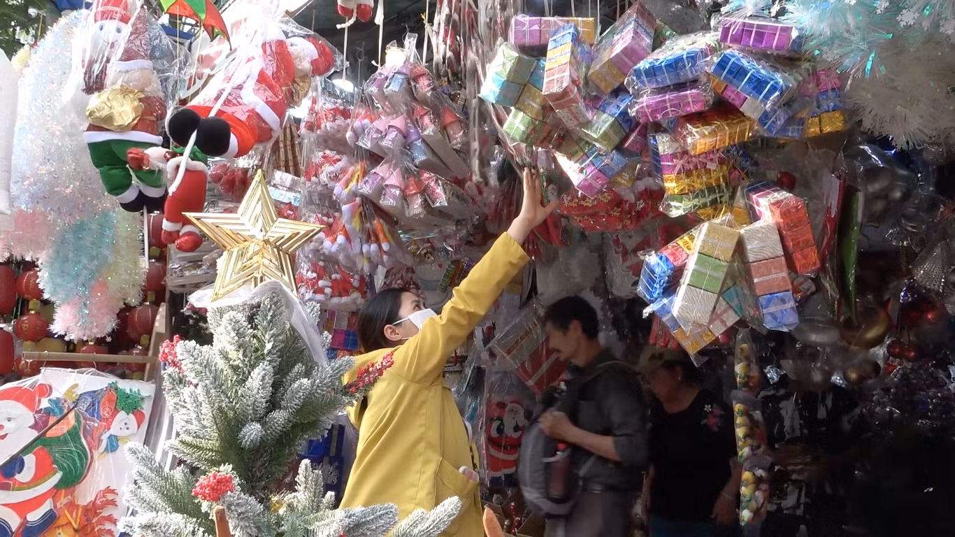 Không khí mua bán rộn ràng ở "chợ Noel" như báo hiệu một mùa Giáng sinh nữa đang đến rất gần.