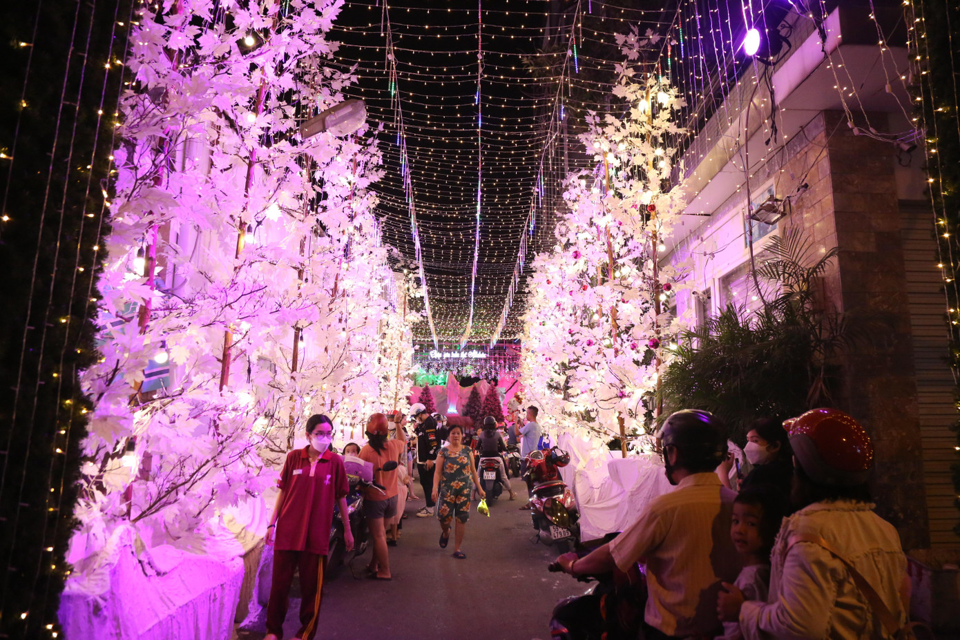 Từ đầu hẻm nhìn vào trong, nhiều người cảm thấy choáng ngợp và ấn tượng bởi sự lộng lẫy mà không khí Giáng sinh đã mang lại cho con hẻm.
