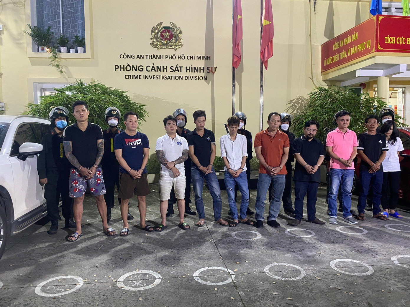 Các đối tượng có liên quan trong băng nhóm tổ chức đánh bạc qua hình thức cá độ bóng đá. Các đối tượng có liên quan trong băng nhóm tổ chức đánh bạc qua hình thức cá độ bóng đá.