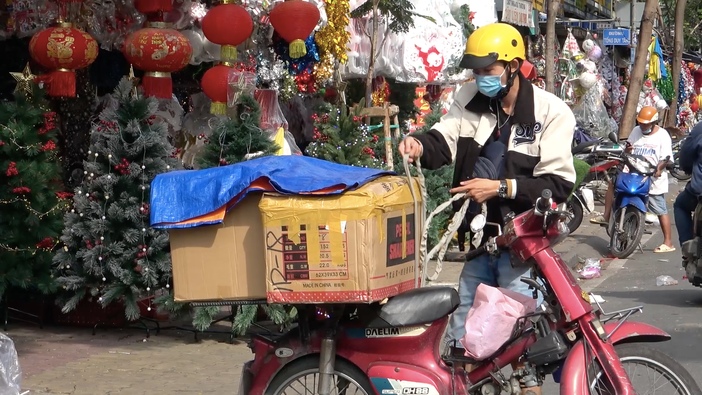 Việc giao hàng ra các bến xe đi các tỉnh, thành được diễn ra thường xuyên trong những ngày cận lễ Giáng sinh.