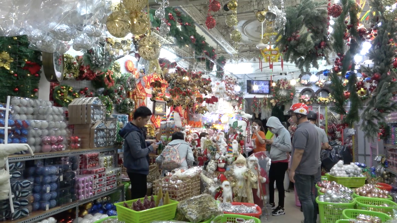 Không khí buôn bán đồ trang trí Giáng sinh năm nay sôi động hơn năm trước.