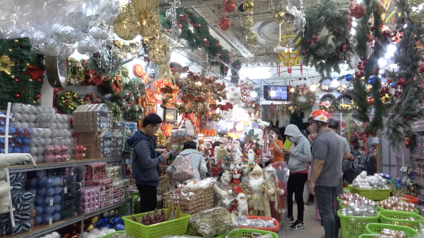 Không khí buôn bán đồ trang trí Giáng sinh năm nay sôi động hơn năm trước.