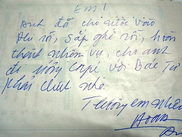 Sau khi xin phép xong lúc nào ông cũng không quên ký tên, hệt như gửi công văn cho 'sếp lớn'. Nhiều người nói vui rằng đây là ông chồng mà tất cả các bà vợ trên thế gian đều mơ ước!