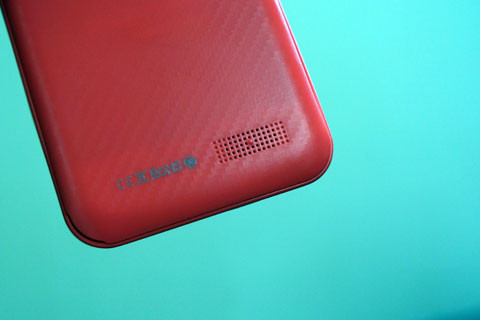 Loa đặt ở phía dưới lưng máy