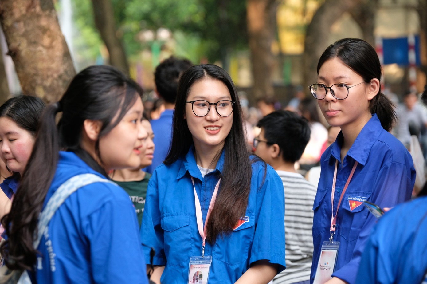 Các tình nguyện viên hỗ trợ thí sinh Các tình nguyện viên hỗ trợ thí sinh