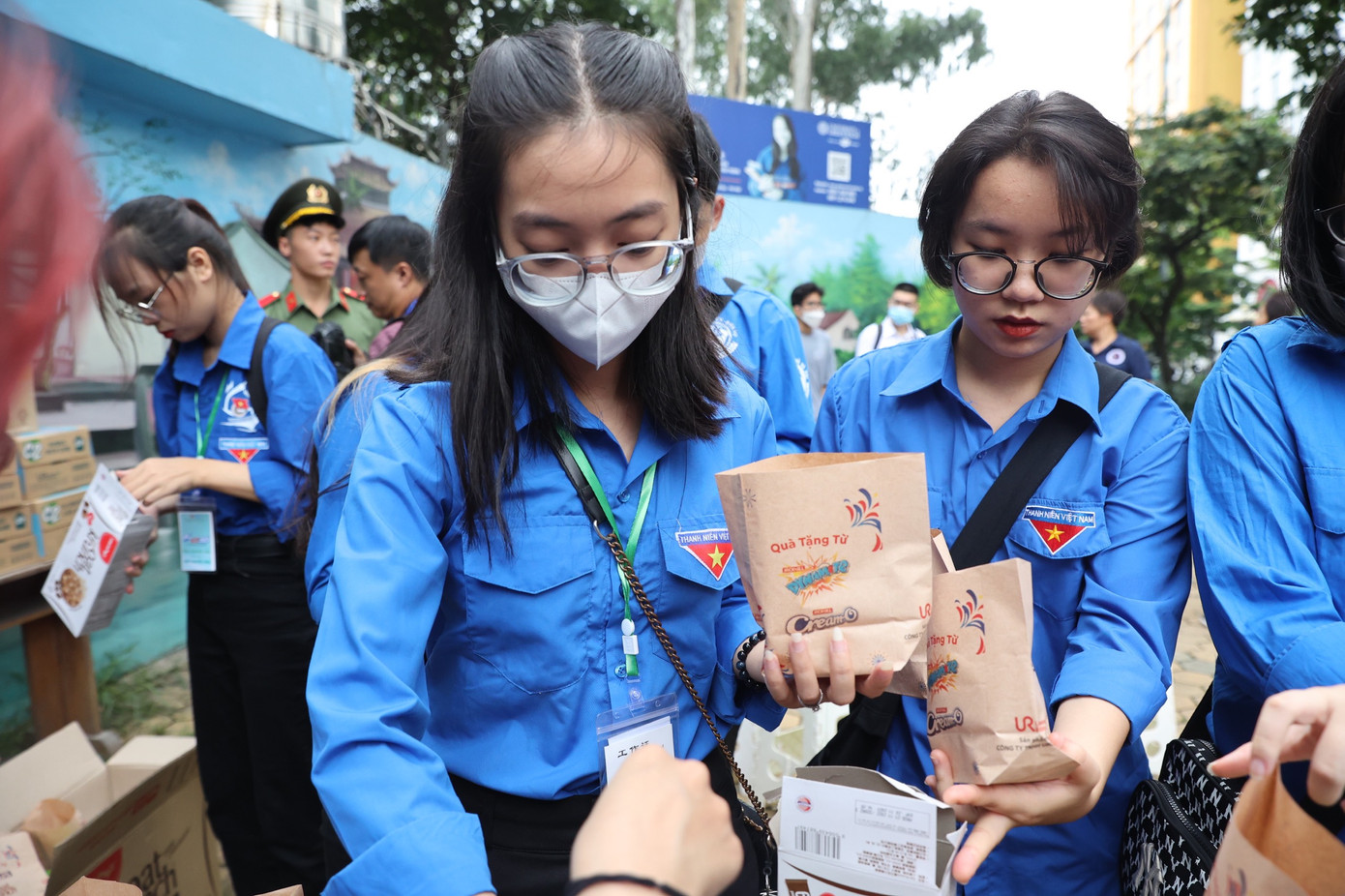 Đội tình nguyện hỗ trợ thi. ẢNH: Trọng Tài Đội tình nguyện hỗ trợ thi. ẢNH: Trọng Tài