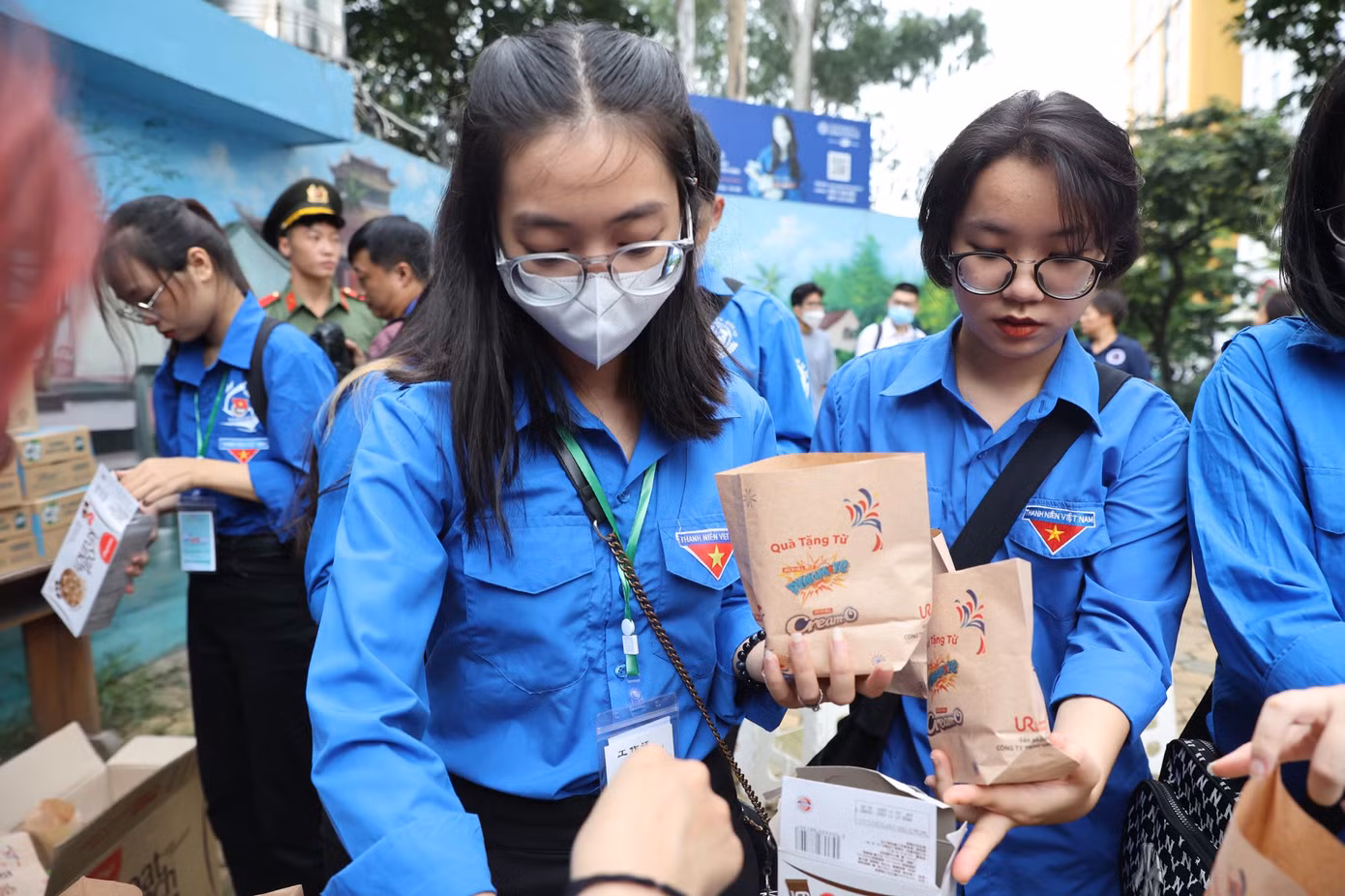 Đội tình nguyện hỗ trợ thi. ẢNH: Trọng Tài