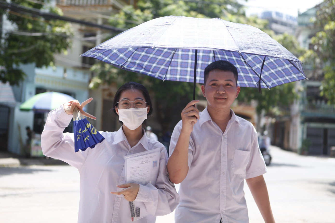 Kết thúc thi tốt nghiệp: Chờ mưa điểm 10 ngoại ngữ ảnh 1 Kết thúc thi tốt nghiệp: Chờ mưa điểm 10 ngoại ngữ ảnh 1