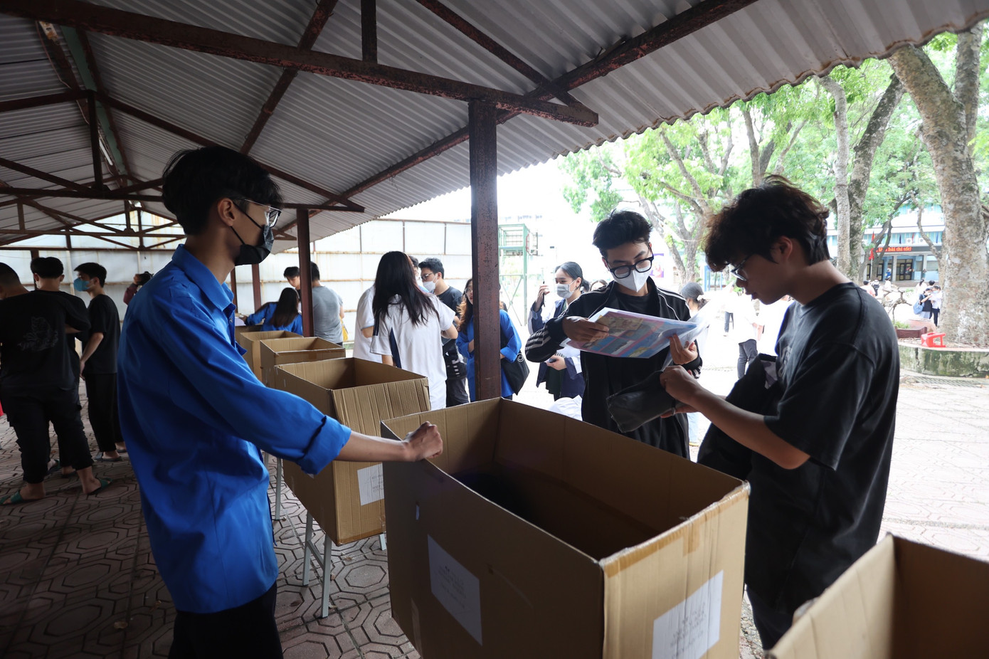 Gửi đồ trước khi vào phòng làm thủ tục thi Gửi đồ trước khi vào phòng làm thủ tục thi