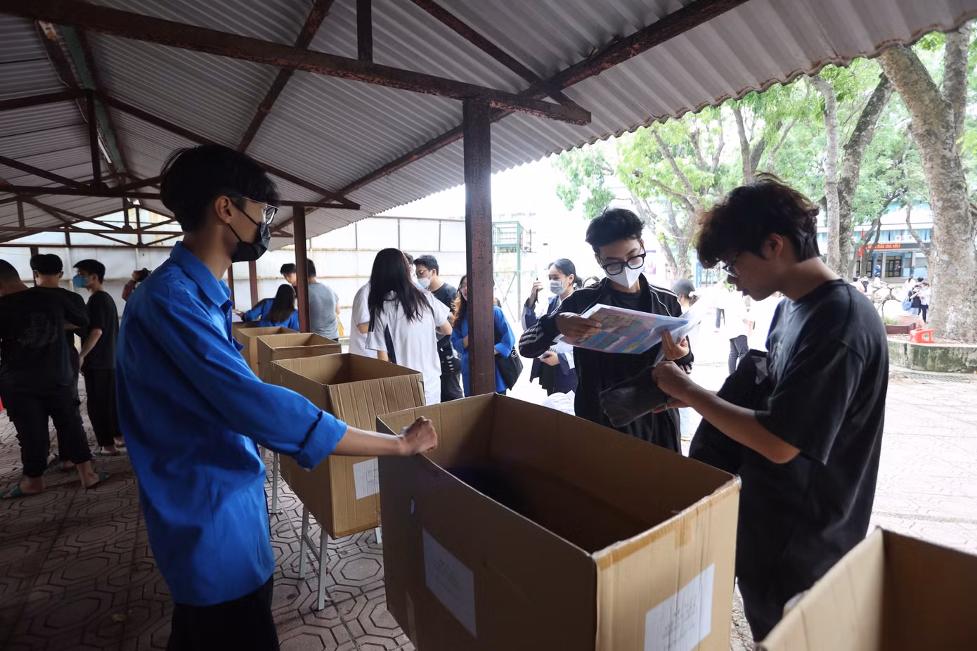 Gửi đồ trước khi vào phòng làm thủ tục thi