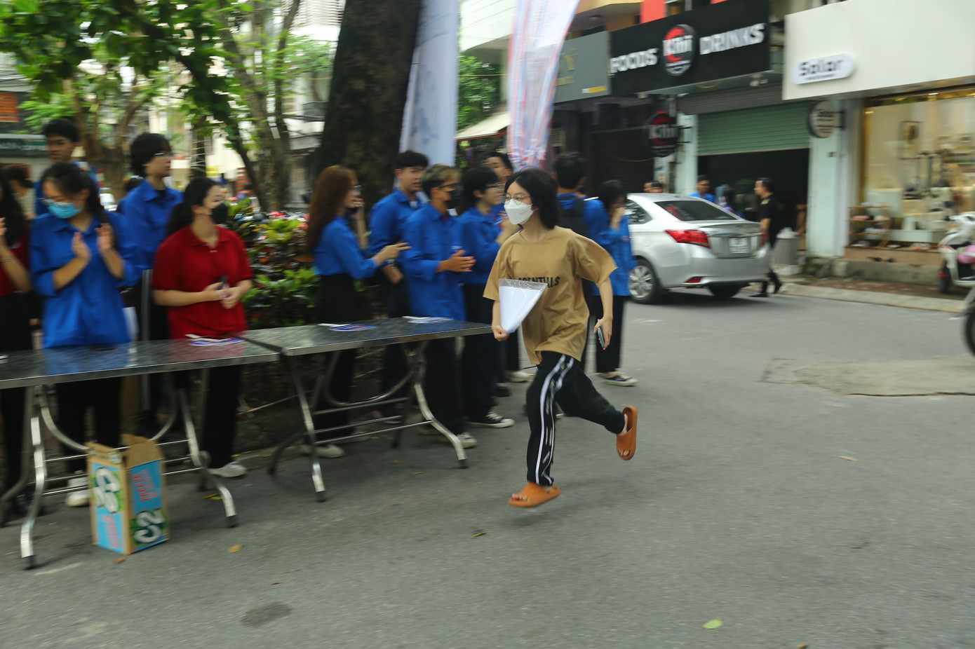 Một thí sinh chạy vội đến điểm thi. Một thí sinh chạy vội đến điểm thi.