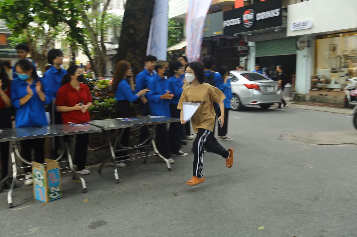 Một thí sinh chạy vội đến điểm thi.