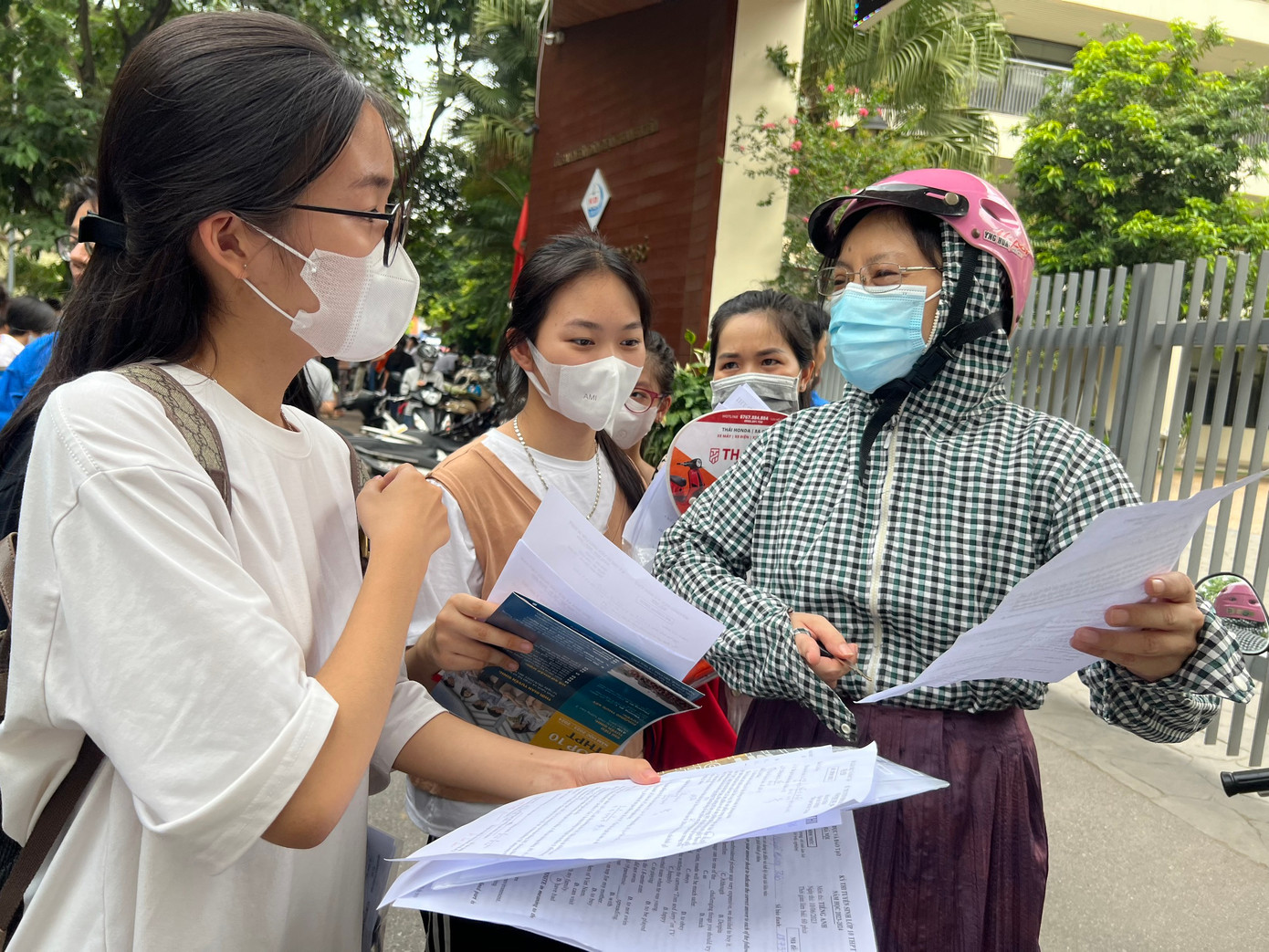 Một giáo viên Trường THCS Khương Đình, quận Thanh Xuân đến tận điểm thi đón học sinh sau giờ thi. Theo cô giáo, đề thi không quá khó nhưng có sự phân hoá. Học sinh năng lực khá, chăm chỉ có thể đạt điểm 8,5, các em giỏi mới lấy được 1.5 điểm còn lại. Một giáo viên Trường THCS Khương Đình, quận Thanh Xuân đến tận điểm thi đón học sinh sau giờ thi. Theo cô giáo, đề thi không quá khó nhưng có sự phân hoá. Học sinh năng lực khá, chăm chỉ có thể đạt điểm 8,5, các em giỏi mới lấy được 1.5 điểm còn lại.