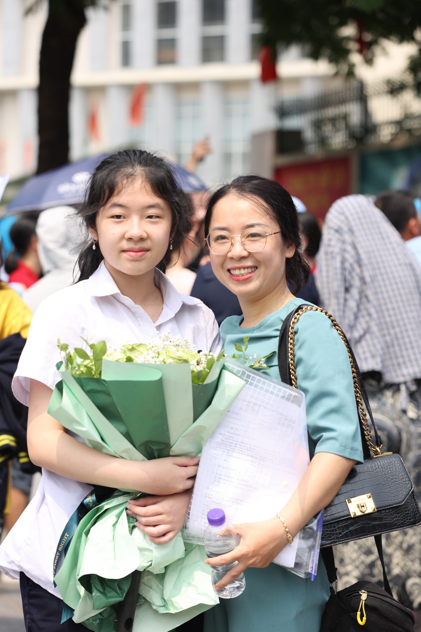 Em Đỗ Bích Ngọc, THCS Yên Hoà được mẹ chuẩn bị hoa chúc mừng hoàn thành môn thi Toán hôm nay! Ảnh: Trọng Tài Em Đỗ Bích Ngọc, THCS Yên Hoà được mẹ chuẩn bị hoa chúc mừng hoàn thành môn thi Toán hôm nay! Ảnh: Trọng Tài