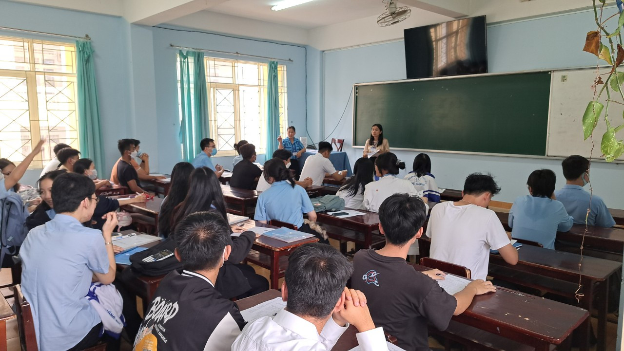 Thí sinh ở điểm thi Trường Chuyên Hùng Vương nghe giám thị phổ biến quy chế. Ảnh: Lê Tiền Thí sinh ở điểm thi Trường Chuyên Hùng Vương nghe giám thị phổ biến quy chế. Ảnh: Lê Tiền