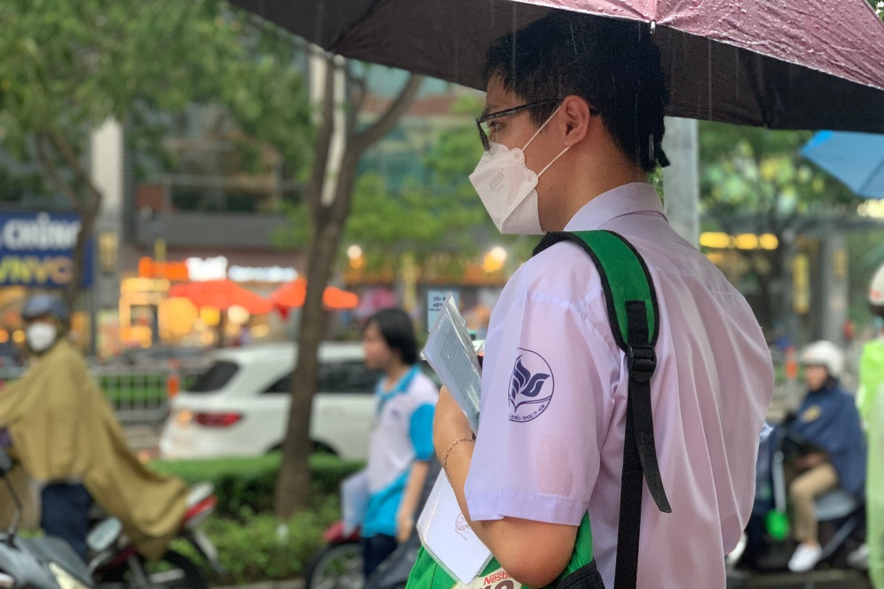 Kết thúc thi tốt nghiệp: Chờ mưa điểm 10 ngoại ngữ ảnh 23 Kết thúc thi tốt nghiệp: Chờ mưa điểm 10 ngoại ngữ ảnh 23