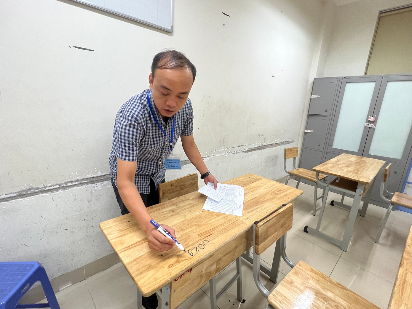 6 giờ 15 phút cán bộ coi thi đã bốc thăm số báo danh. Khoảng 6 giờ 30 cán bộ coi thi đến các phòng thi đánh số báo danh theo hướng dẫn. (Tin, ảnh: Nguyễn Hà) 6 giờ 15 phút cán bộ coi thi đã bốc thăm số báo danh. Khoảng 6 giờ 30 cán bộ coi thi đến các phòng thi đánh số báo danh theo hướng dẫn. (Tin, ảnh: Nguyễn Hà)