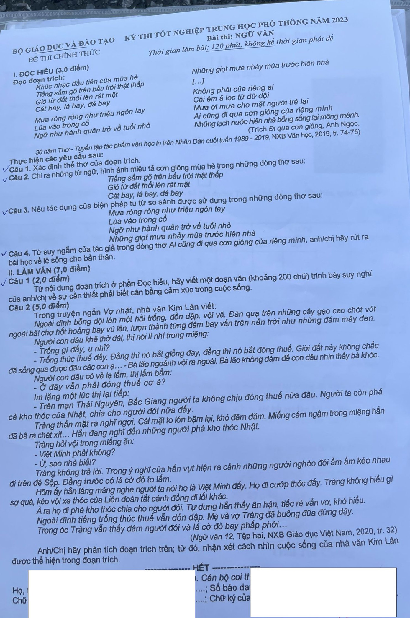 Đề thi môn Ngữ Văn sáng 28/6. Ảnh: Trọng Tài Đề thi môn Ngữ Văn sáng 28/6. Ảnh: Trọng Tài