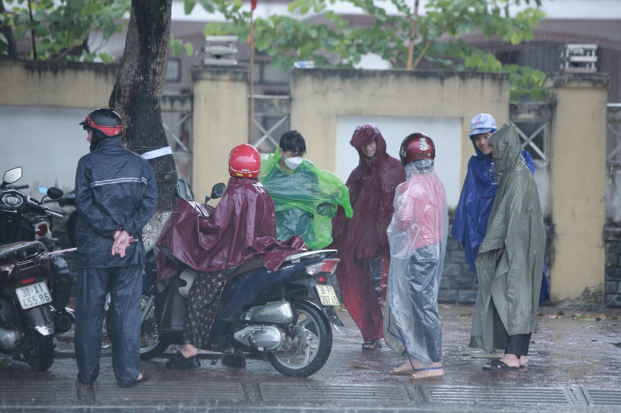 Kết thúc thi môn Toán tốt nghiệp THPT: Thí sinh thở phào nhẹ nhõm ảnh 13