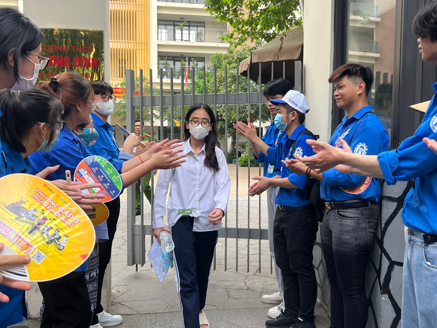 Thí sinh đầu tiên rời điểm thi THCS Khương Đình là em Đặng Quỳnh Chi. Em nhận định, đề Toán cơ bản khoảng 75%, có câu phân hoá khiến thí sinh mất nhiều thời gian suy nghĩ. Em dự đoán mình được khoảng 7.5 điểm. Thí sinh đầu tiên rời điểm thi THCS Khương Đình là em Đặng Quỳnh Chi. Em nhận định, đề Toán cơ bản khoảng 75%, có câu phân hoá khiến thí sinh mất nhiều thời gian suy nghĩ. Em dự đoán mình được khoảng 7.5 điểm.