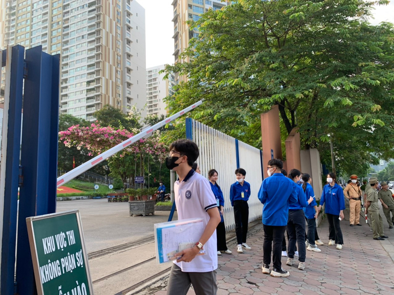 Thí sinh thi tổ hợp KHXH tươi cười, KHTN khó đạt điểm cao ảnh 14 Thí sinh thi tổ hợp KHXH tươi cười, KHTN khó đạt điểm cao ảnh 14