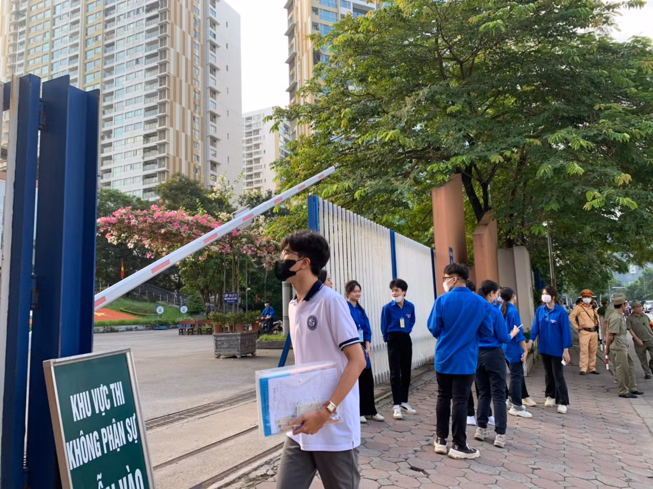 Thí sinh thi tổ hợp KHXH tươi cười, KHTN khó đạt điểm cao ảnh 14
