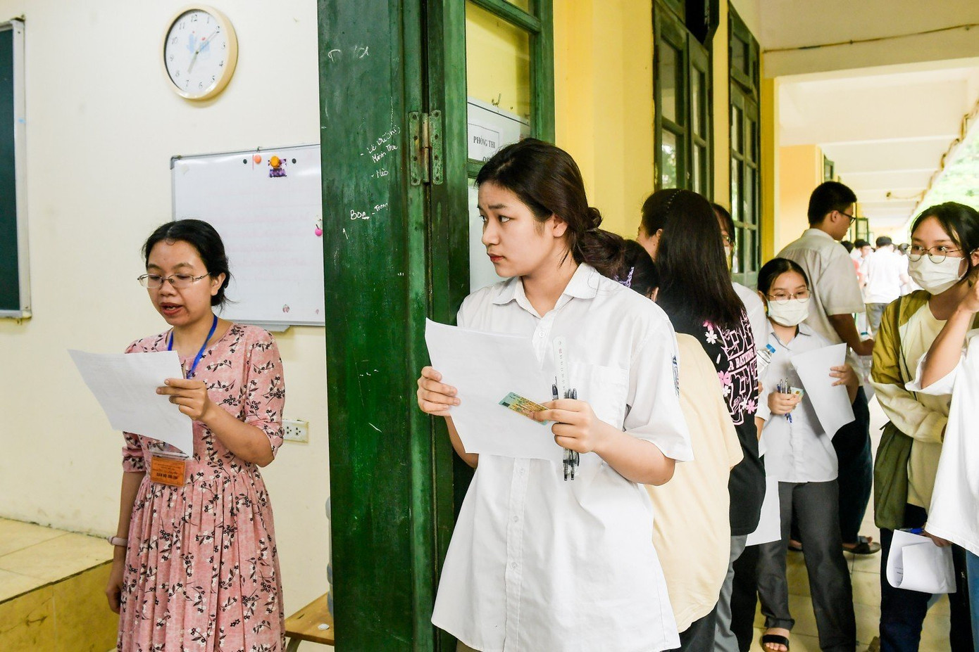 Giám thị gọi thí sinh vào phòng thi Giám thị gọi thí sinh vào phòng thi