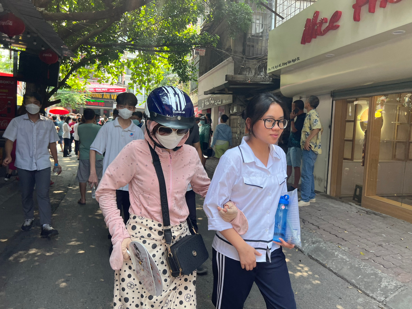 Phụ huynh đón thí sinh vừa hoàn thành môn thi Ngữ Văn. Ảnh: Hà Linh Phụ huynh đón thí sinh vừa hoàn thành môn thi Ngữ Văn. Ảnh: Hà Linh