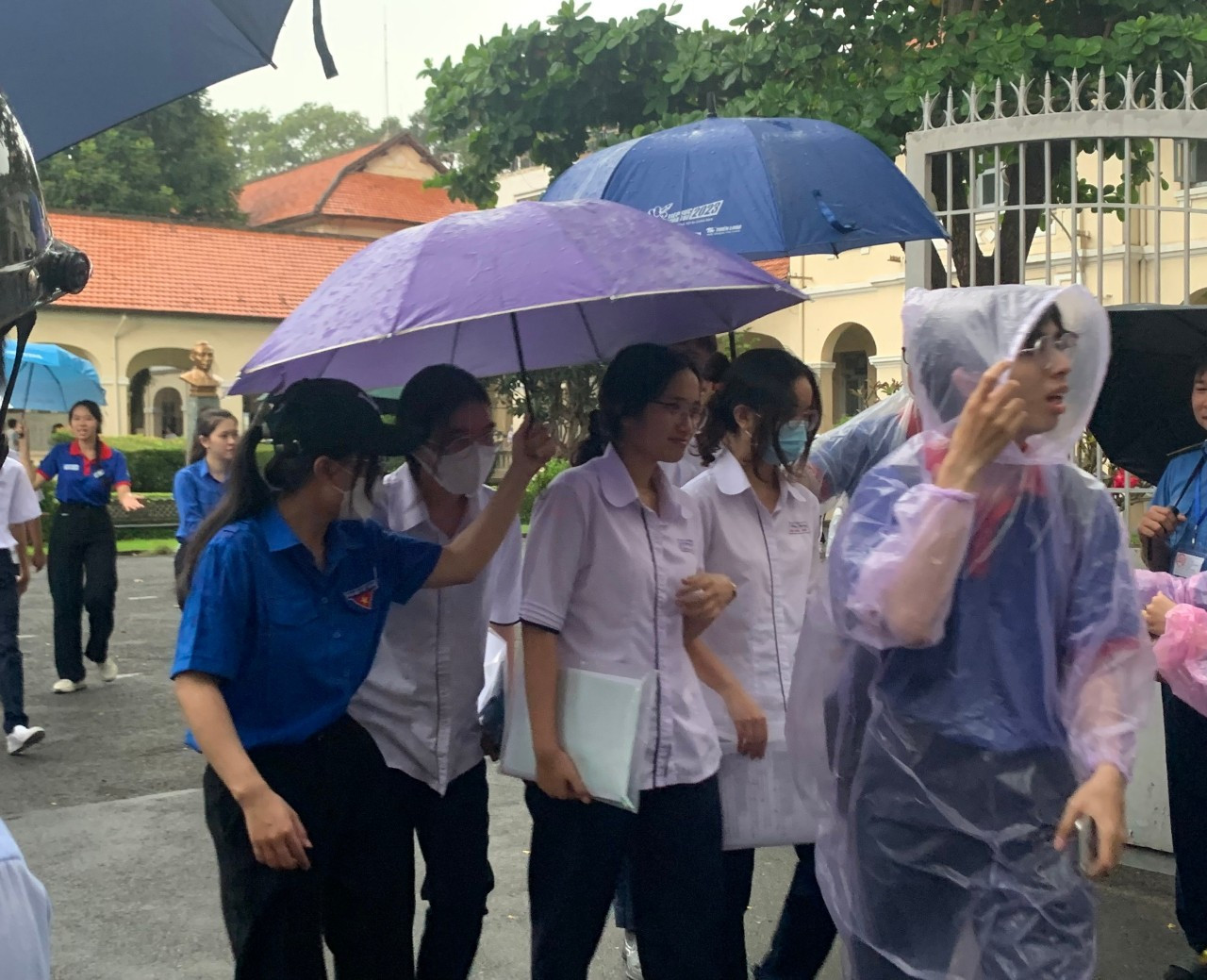 Kết thúc thi tốt nghiệp: Chờ mưa điểm 10 ngoại ngữ ảnh 24 Kết thúc thi tốt nghiệp: Chờ mưa điểm 10 ngoại ngữ ảnh 24