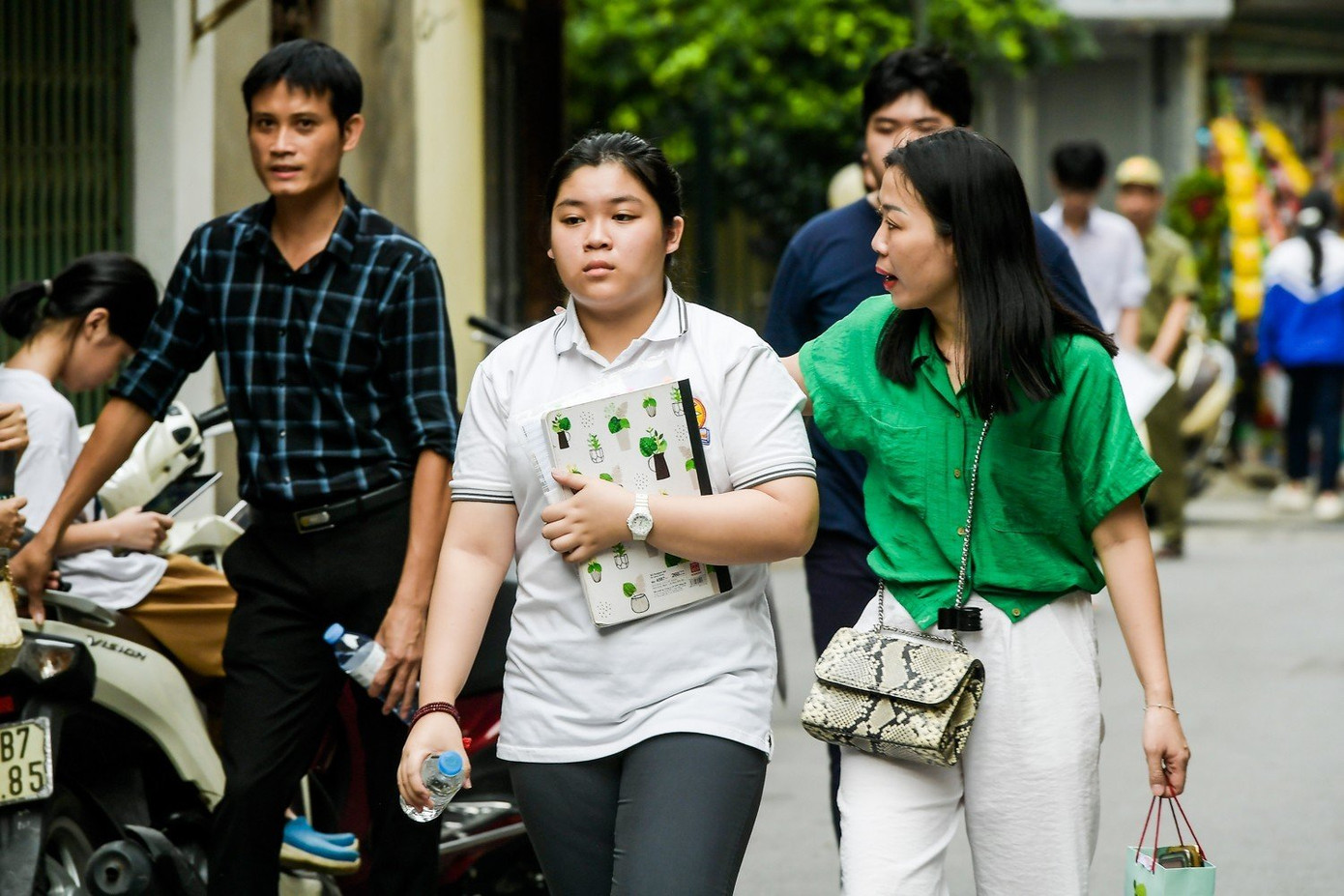 Phụ huynh đưa con đi thi Phụ huynh đưa con đi thi