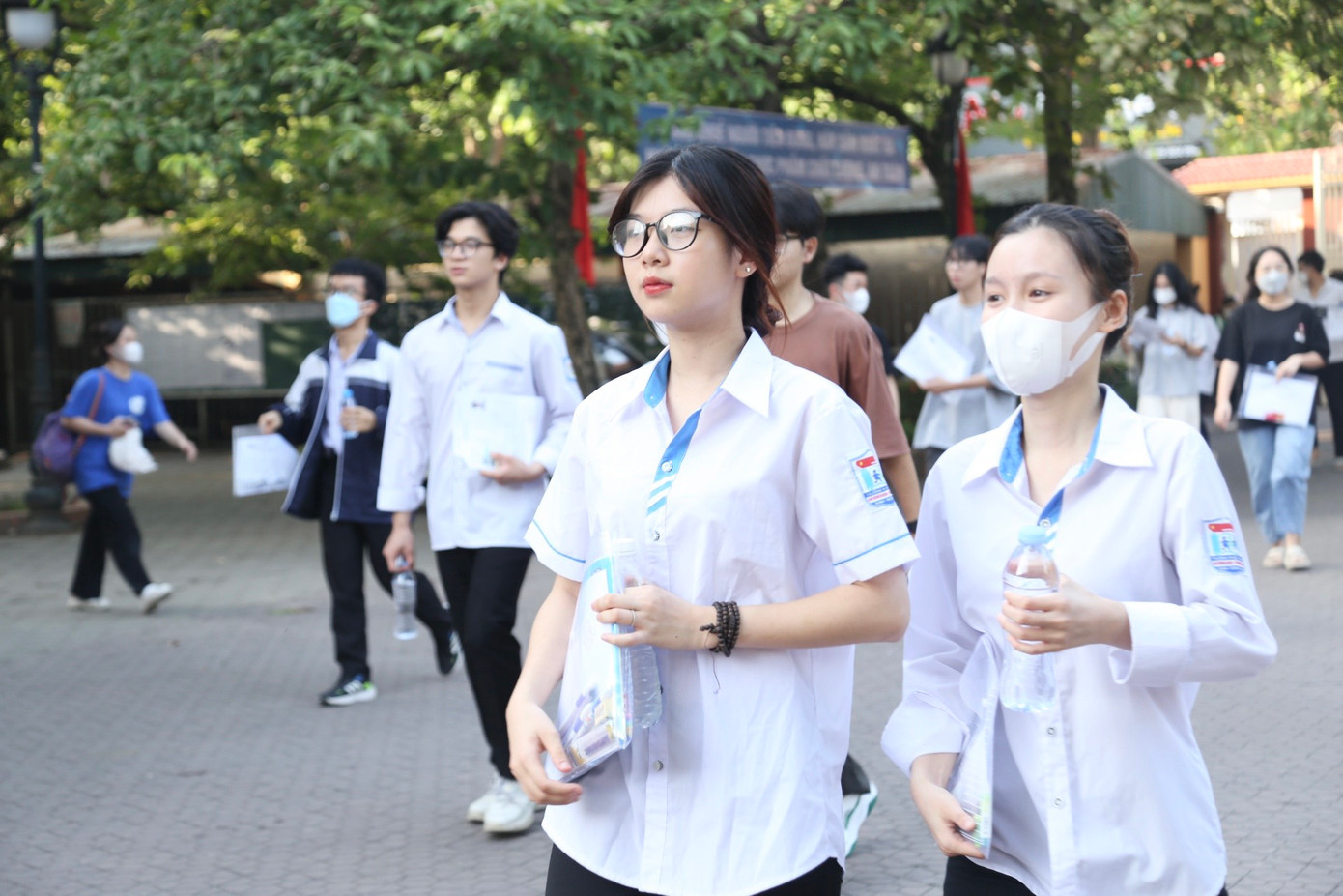 Kết thúc thi tốt nghiệp: Chờ mưa điểm 10 ngoại ngữ ảnh 10 Kết thúc thi tốt nghiệp: Chờ mưa điểm 10 ngoại ngữ ảnh 10