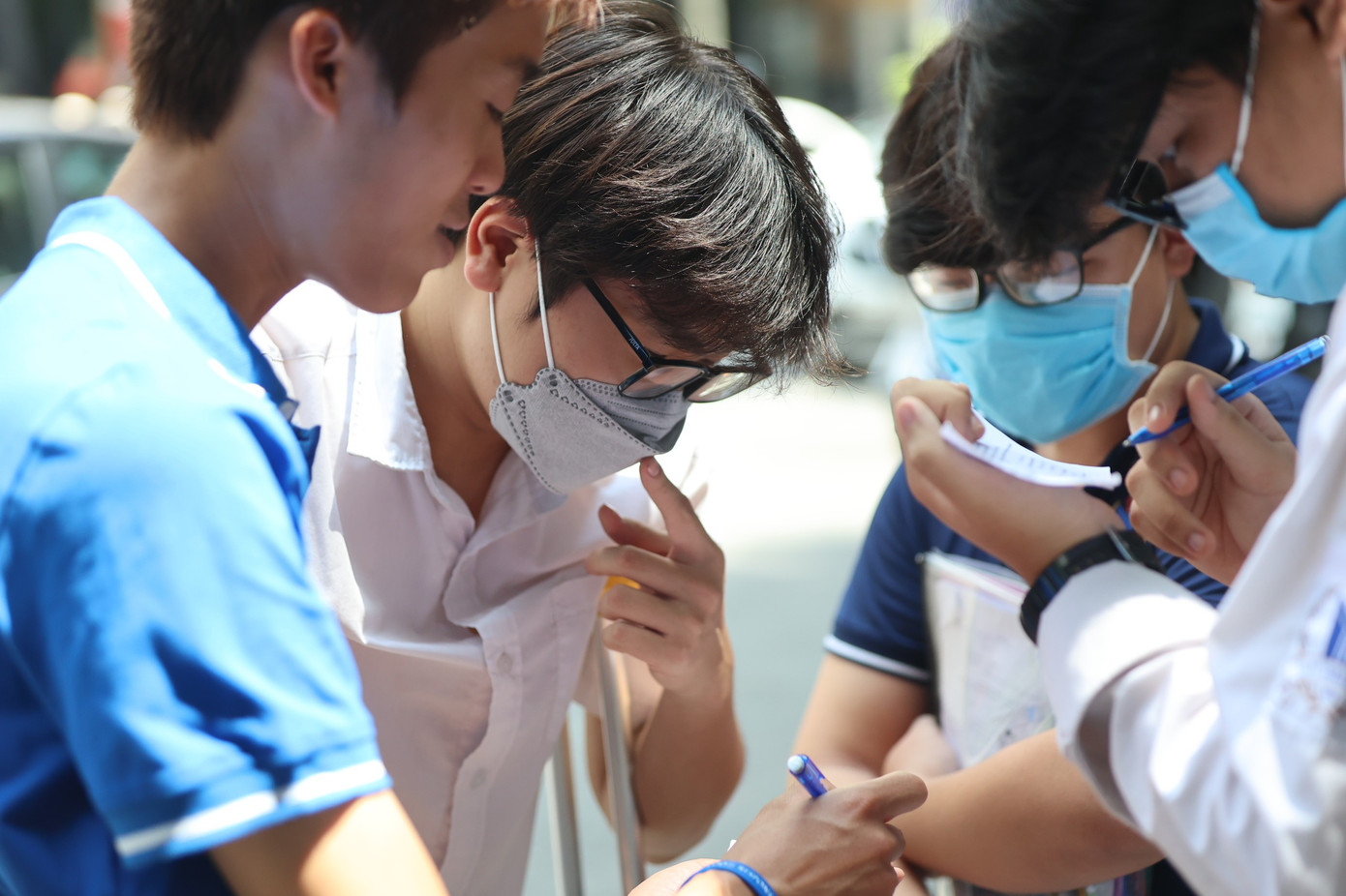 Thí sinh sau giờ thi các môn tổ hợp tại điểm thi trường Thcs Vân Hồ-Hà Nội. Ảnh: Như Ý Thí sinh sau giờ thi các môn tổ hợp tại điểm thi trường Thcs Vân Hồ-Hà Nội. Ảnh: Như Ý