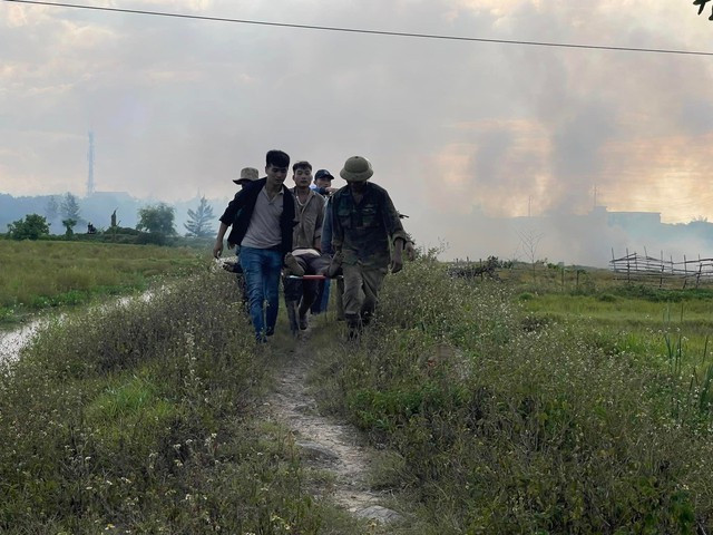 Người dân kịp thời phát hiện và đưa các công nhân gặp nạn đi cấp cứu.