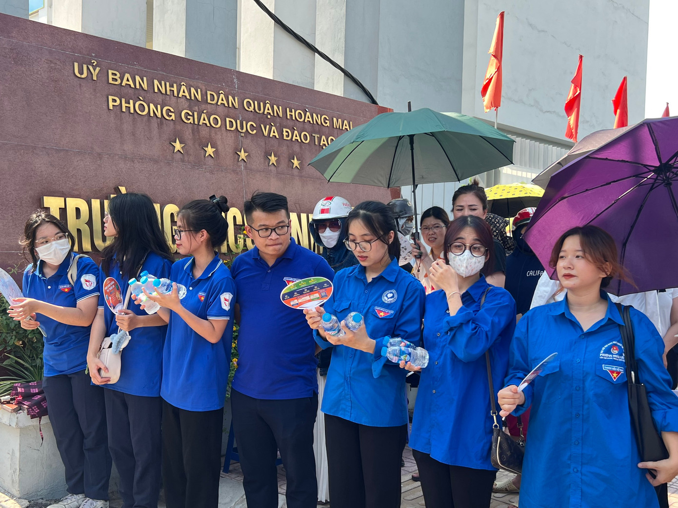 Điểm thi Trường THCS Linh Đàm, Hoàng Mai: Lực lượng tình nguyện sẵn sàng chào đón thí sinh kết thúc bài thi môn Ngoại ngữ. Ảnh: Hà Linh Điểm thi Trường THCS Linh Đàm, Hoàng Mai: Lực lượng tình nguyện sẵn sàng chào đón thí sinh kết thúc bài thi môn Ngoại ngữ. Ảnh: Hà Linh