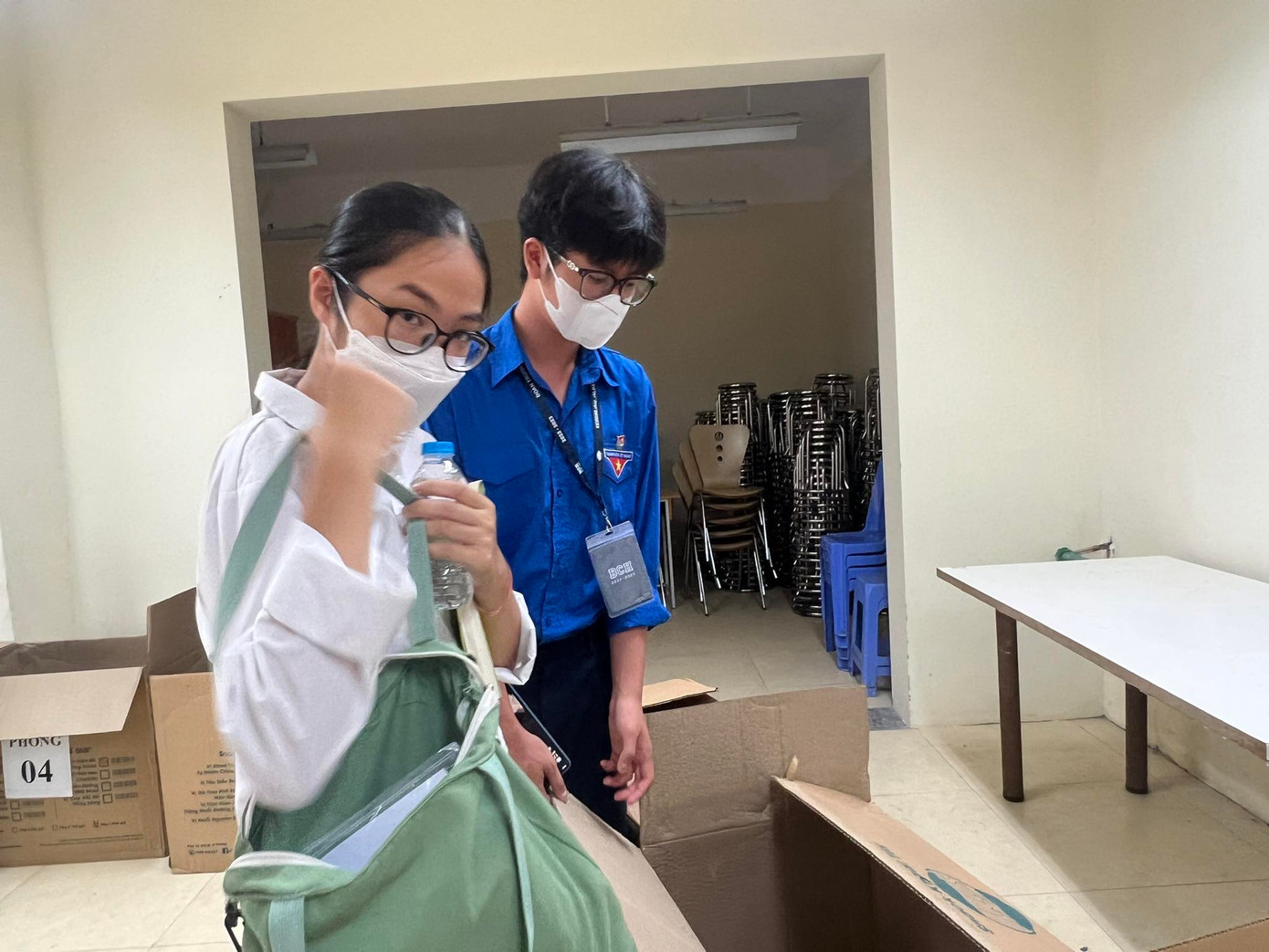 Lực lượng thanh niên tình nguyện của trường phối hợp với Đoàn thanh niên quận triển khai các hoạt động hướng dẫn, hỗ trợ thí sinh, người nhà. Lực lượng thanh niên tình nguyện của trường phối hợp với Đoàn thanh niên quận triển khai các hoạt động hướng dẫn, hỗ trợ thí sinh, người nhà.