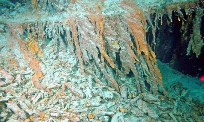 Những cột rusticle ở mạn trái tàu Titanic do vi khuẩn tạo ra. Ảnh: Lori Johnson.