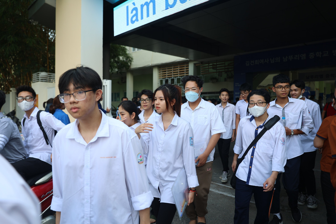 Kết thúc thi môn Toán tốt nghiệp THPT: Thí sinh thở phào nhẹ nhõm ảnh 54