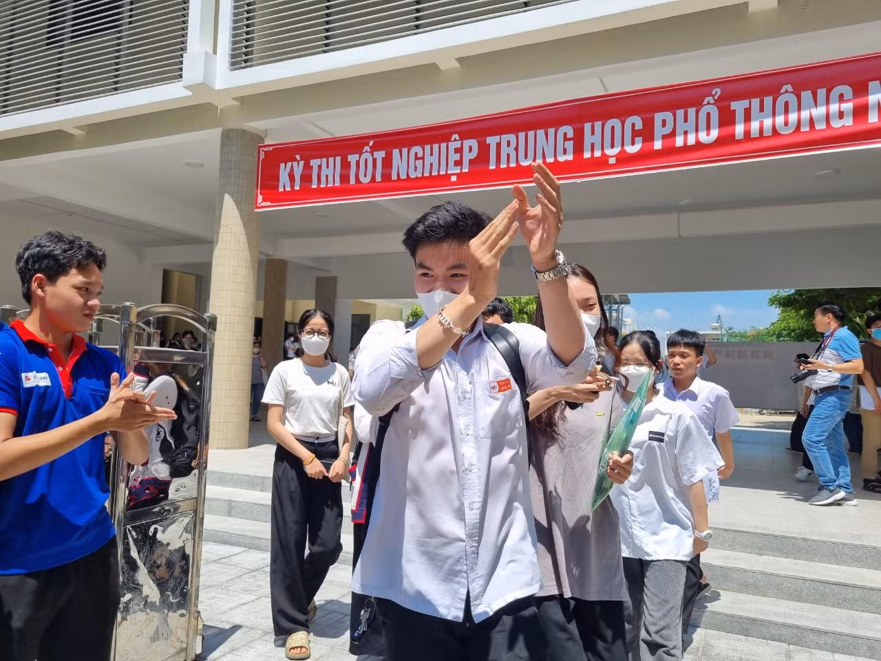 Thí sinh thi tổ hợp KHXH tươi cười, KHTN khó đạt điểm cao ảnh 38