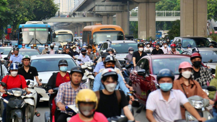 Nếu không nỗ lực cải thiện hạ tầng giao thông và hệ thống vận tải khách công cộng, việc cấm xe máy khó khả thi vì người dân không có sự lựa chọn. Ảnh minh hoạ