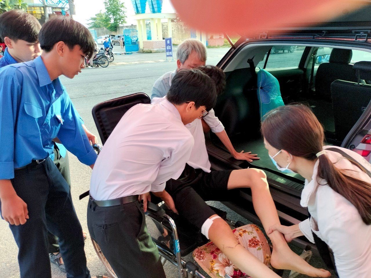 Kết thúc thi tốt nghiệp: Chờ mưa điểm 10 ngoại ngữ ảnh 7 Kết thúc thi tốt nghiệp: Chờ mưa điểm 10 ngoại ngữ ảnh 7