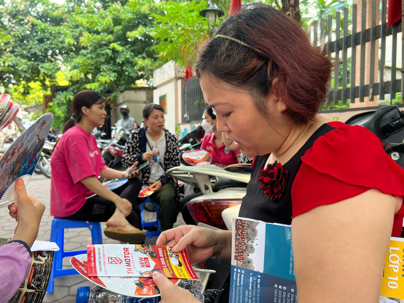 Các phụ huynh nán lại chờ con. Ảnh: Hà Linh Các phụ huynh nán lại chờ con. Ảnh: Hà Linh