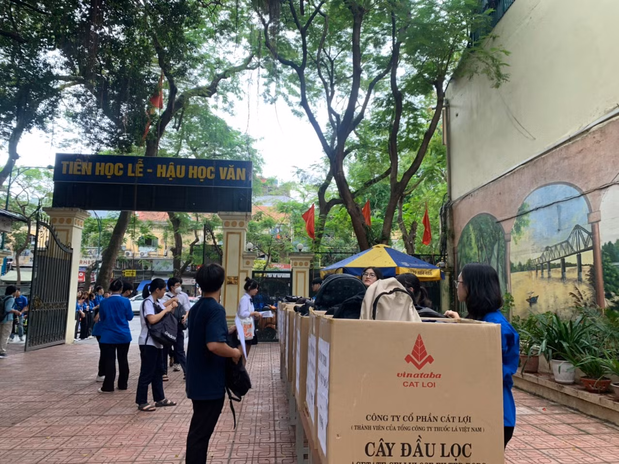 Tại điểm thi trường THPT Việt Đức (Hà Nội) nhiều thí sinh đã đến làm thủ tục dự thi từ khá sớm. Nhiều thì sinh vui vẻ bàn luận về đề thi môn Ngữ văn sẽ vào đền nào. Tại điểm thi trường này có 17 phòng thi! Ảnh: Đỗ Hợp
