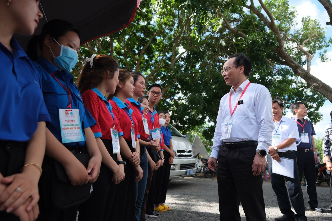 Sáng 29/6, Đoàn công tác do Thứ trưởng Bộ GD&ĐT Hoàng Minh Sơn dẫn đầu đến kiểm tra công tác thi THPT quốc gia năm 2023 tại Trường THPT Thiên Hộ Dương và THPT Nguyễn Quang Diêu (TP Cao Lãnh, tỉnh Đồng Tháp). Sáng 29/6, Đoàn công tác do Thứ trưởng Bộ GD&ĐT Hoàng Minh Sơn dẫn đầu đến kiểm tra công tác thi THPT quốc gia năm 2023 tại Trường THPT Thiên Hộ Dương và THPT Nguyễn Quang Diêu (TP Cao Lãnh, tỉnh Đồng Tháp).